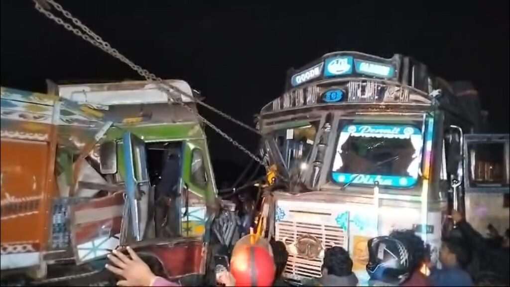Two lorries collide head-on in Raniganj, causing traffic congestion