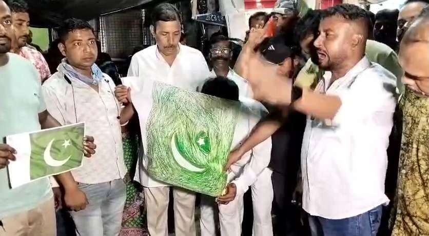কাশ্মীরের ঘটনায় বনগাঁয় প্রতিবাদ মিছিল বিজেপি এবং বামেদের 2 Screenshot202025 04 2520194721