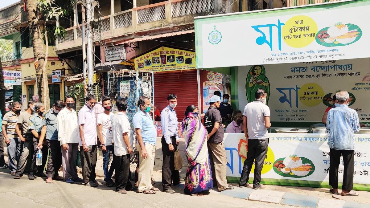 রাজ্যের প্রথম 'মা ক্যান্টিনে' পাঁচ বছর পূর্তিতে ভুরিভোজ 1