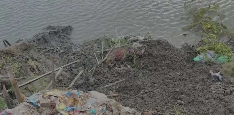 মন্দিরঘাটে নদী বাঁধে ধস, চিন্তার ভাঁজ প্রশাসনের 2 Screenshot202025 05 0120221201