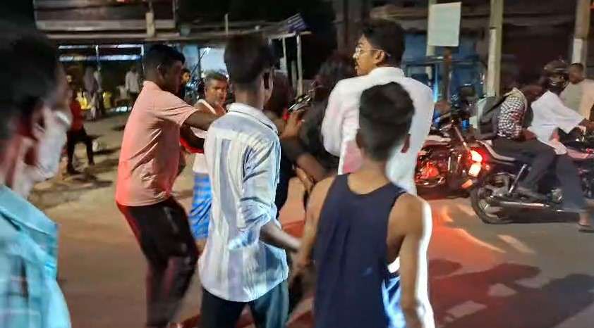 আসানসোলে প্রতিবেশীদের মধ্যে বিবাদ,গাড়ি ভাঙচুর,উত্তেজনা 2 Screenshot 2025 06 10 172428