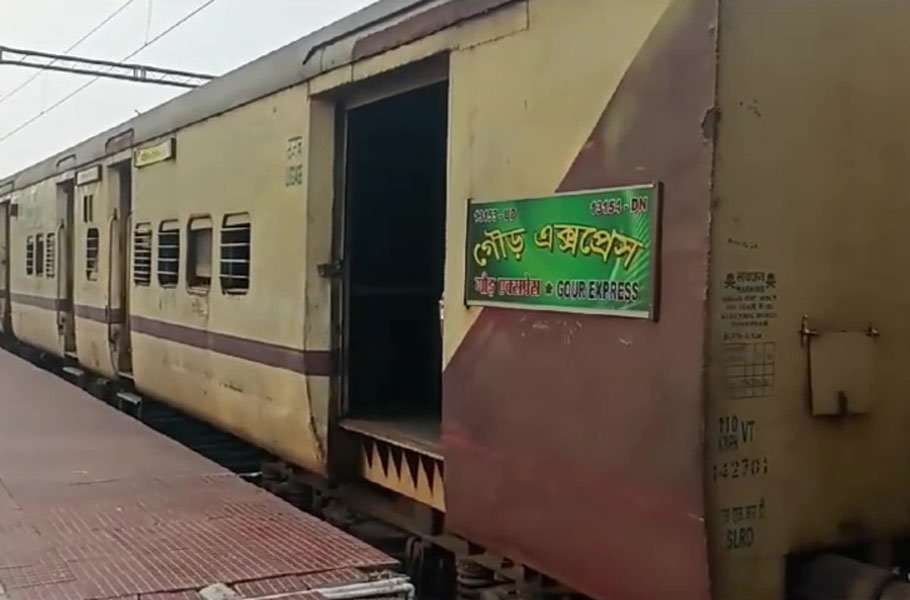 গৌড় এক্সপ্রেস ট্রেনে চুরি, রেলের নিরাপত্তা নিয়ে উঠল প্রশ্ন 1 73f23a c7e95385f6af4c8589f514c2e8beba35mv2