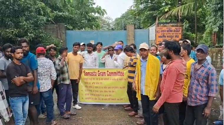 চিনাকুড়ির কোলিয়ারিতে শ্রমিক পুনর্বহালের দাবিতে বিক্ষোভ 1 Screenshot 2025 07 31 171055